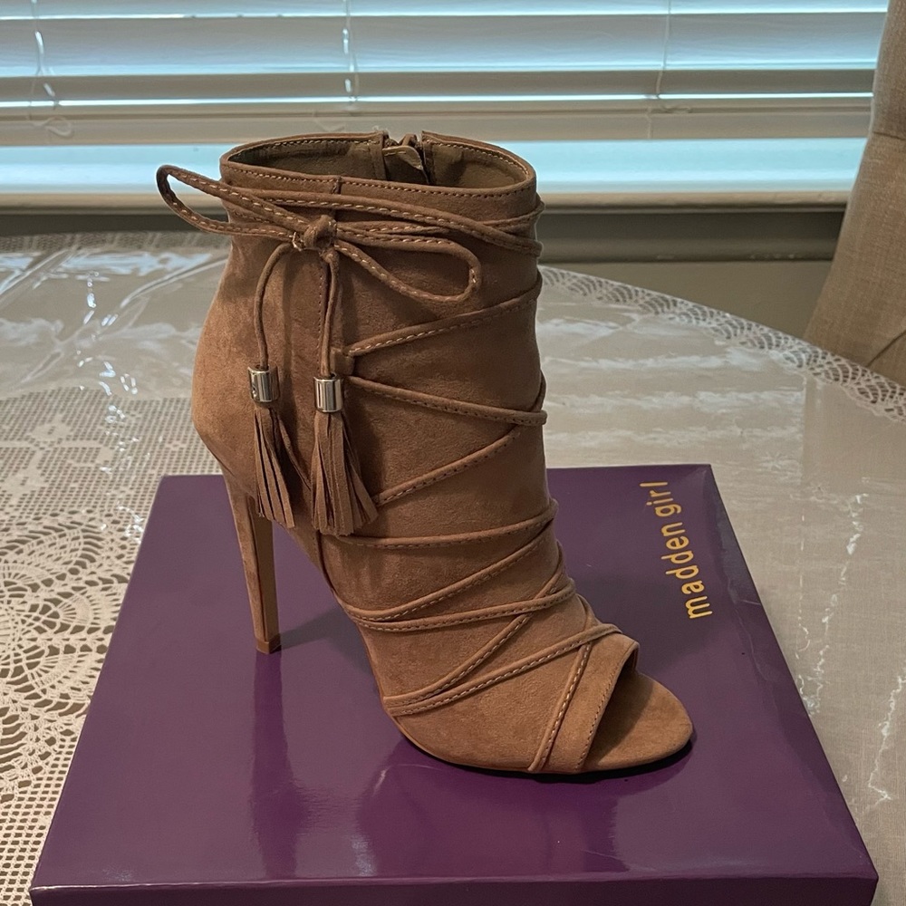 Comes with the original box booty never worn comes from a smoke-free environment